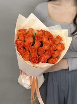 МЕГА АКЦИЯ Дизайнерский букет из 25 оранжевых роз Кения 35-40 см в матовой бумаге
