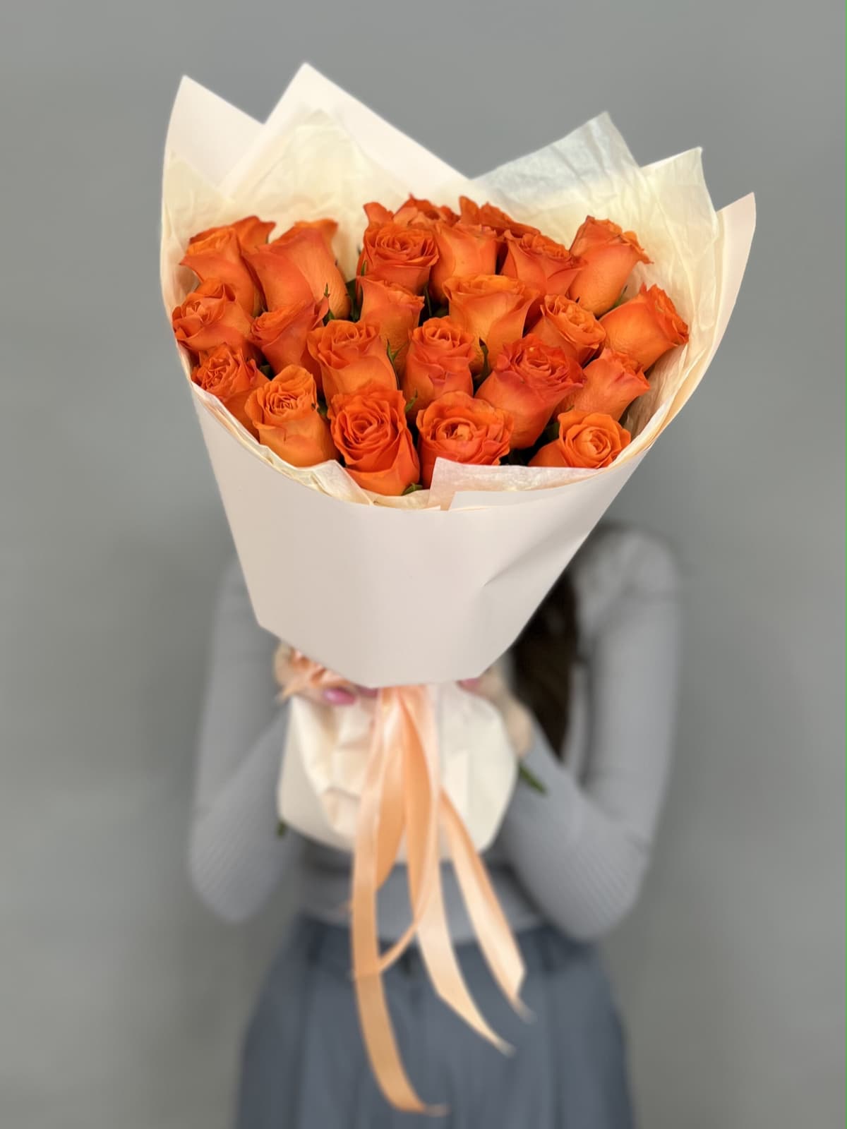 МЕГА АКЦИЯ Дизайнерский букет из 25 оранжевых роз Кения 35-40 см в матовой бумаге