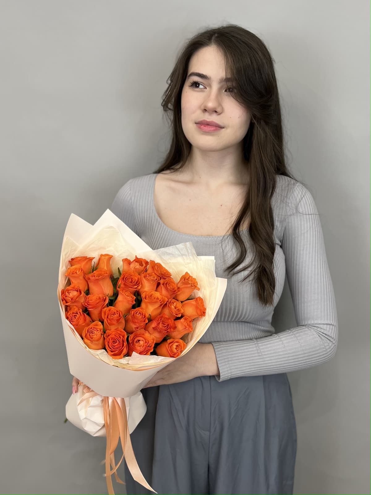 МЕГА АКЦИЯ Дизайнерский букет из 25 оранжевых роз Кения 35-40 см в матовой бумаге