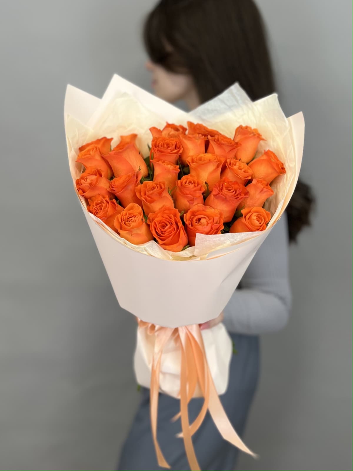 МЕГА АКЦИЯ Дизайнерский букет из 25 оранжевых роз Кения 35-40 см в матовой бумаге