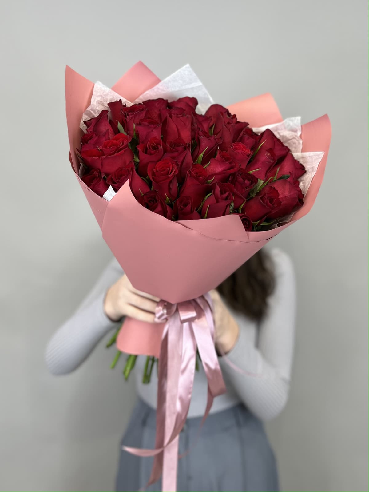 МЕГА АКЦИЯ Дизайнерский букет из 35 красных роз Кения 35-40 см в матовой бумаге