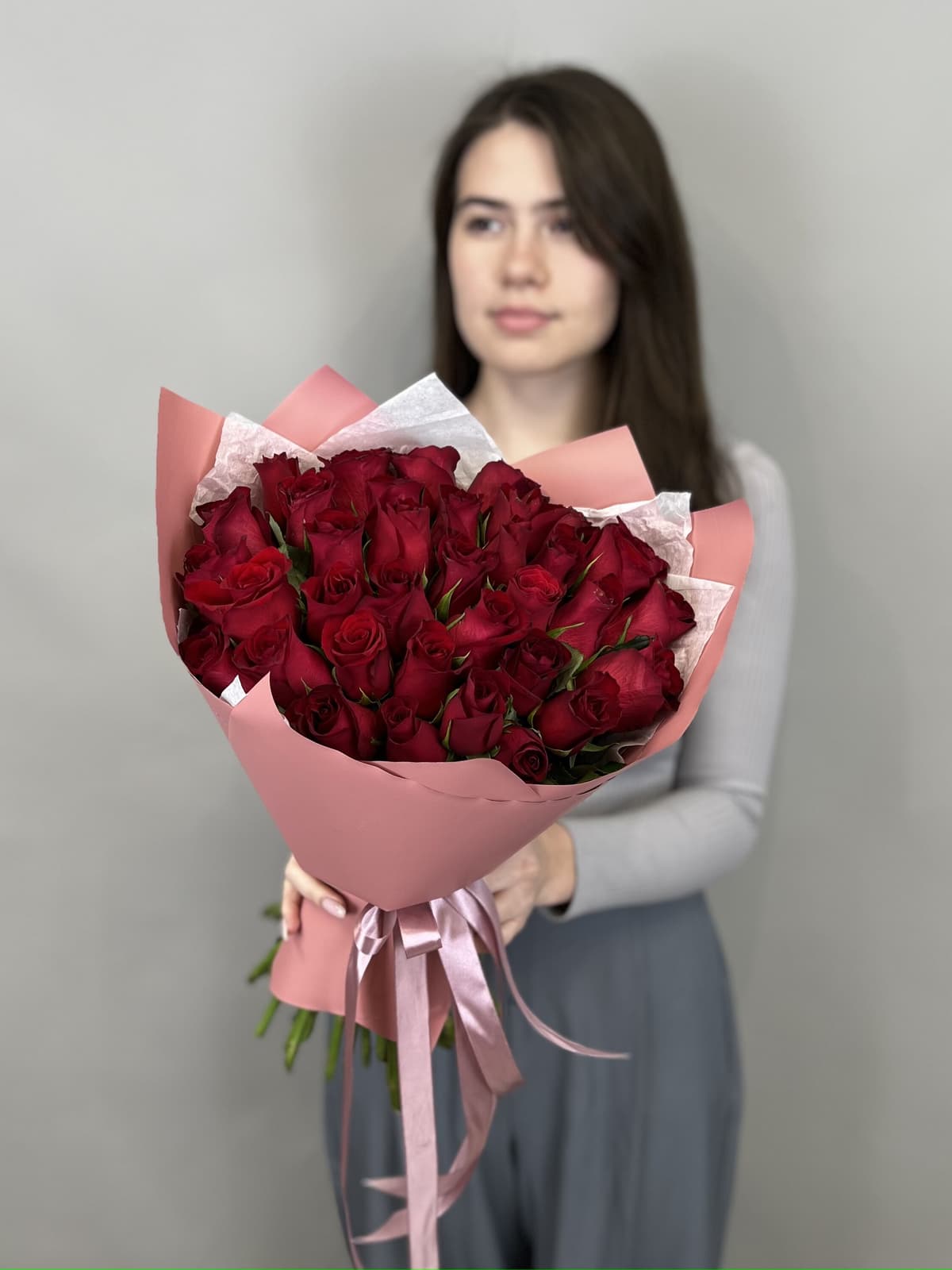 МЕГА АКЦИЯ Дизайнерский букет из 35 красных роз Кения 35-40 см в матовой бумаге