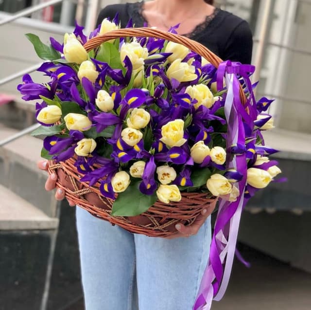 Цветочный дуэт из Ирисов и Тюльпанов в корзине Цветочный дуэт из Ирисов и Тюльпанов в корзине