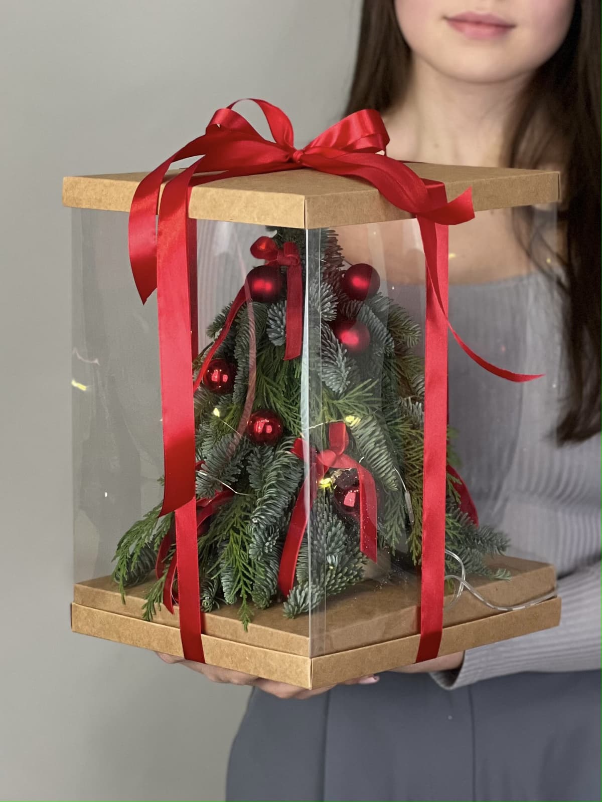 Елка в подарочной упаковке "Красная" M с гирляндой
