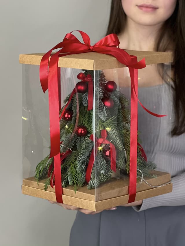 Елка в подарочной упаковке "Красная" M с гирляндой Елка в подарочной упаковке "Красная" M с гирляндой