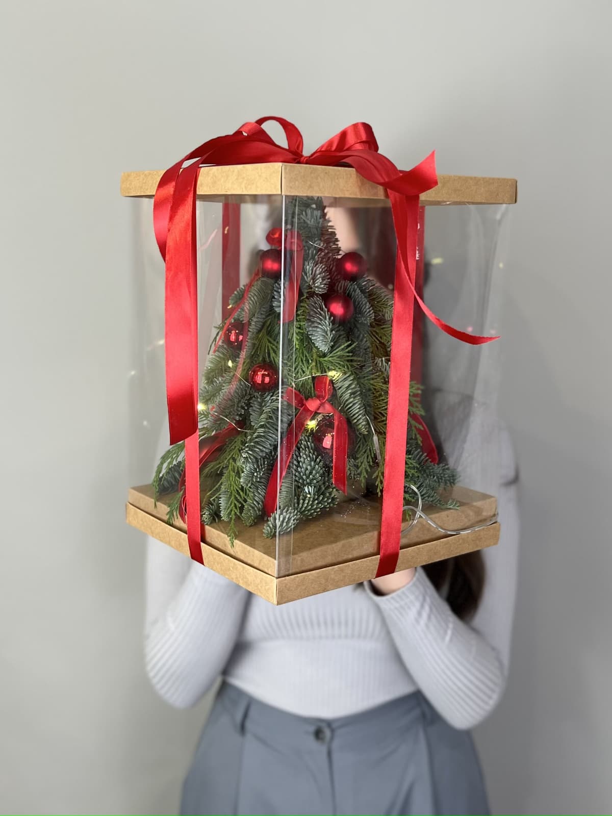 Елка в подарочной упаковке "Красная" M с гирляндой