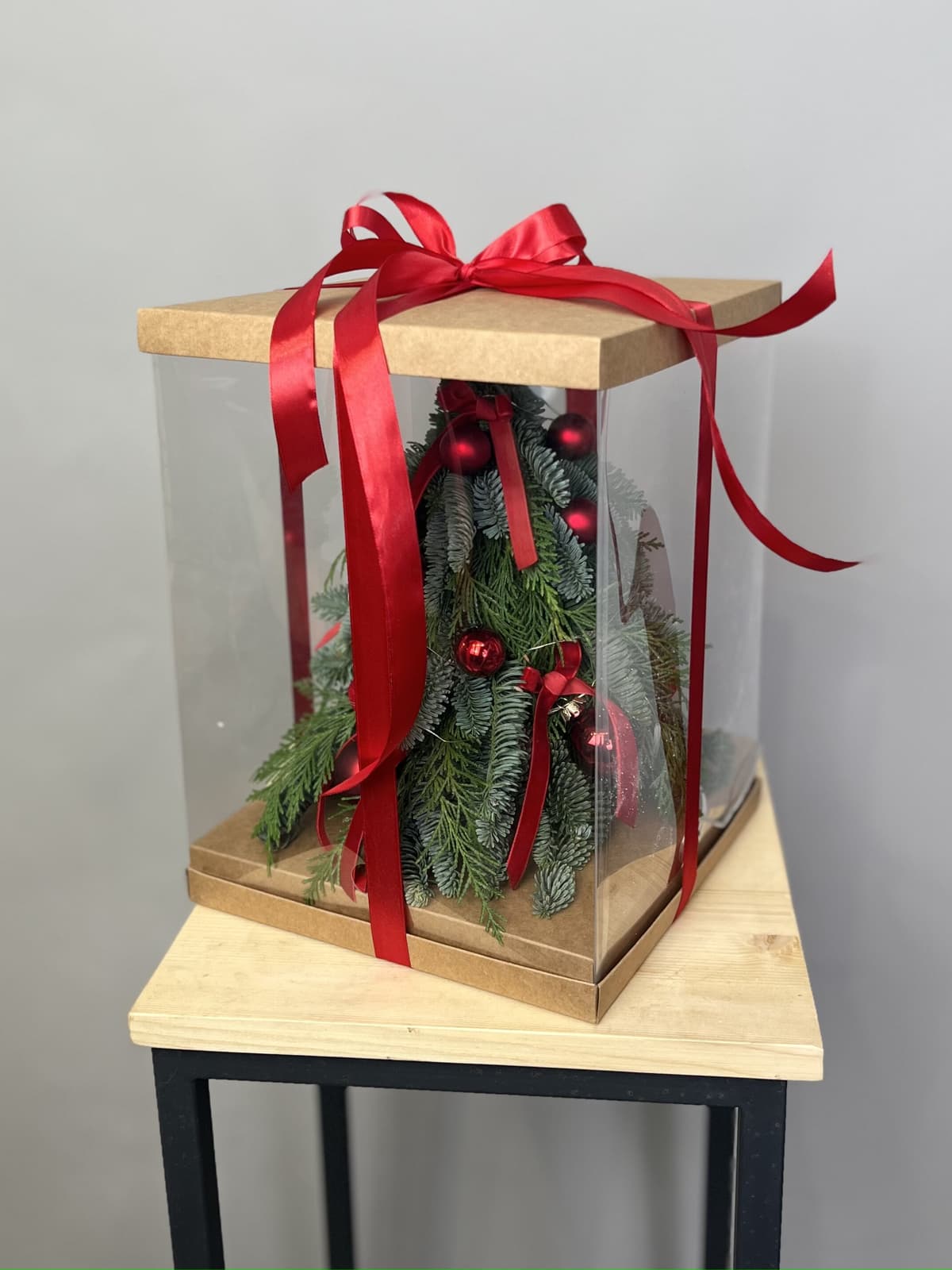 Елка в подарочной упаковке "Красная" M с гирляндой