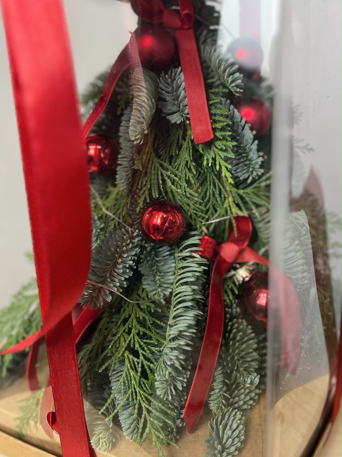 Елка в подарочной упаковке "Красная" M с гирляндой