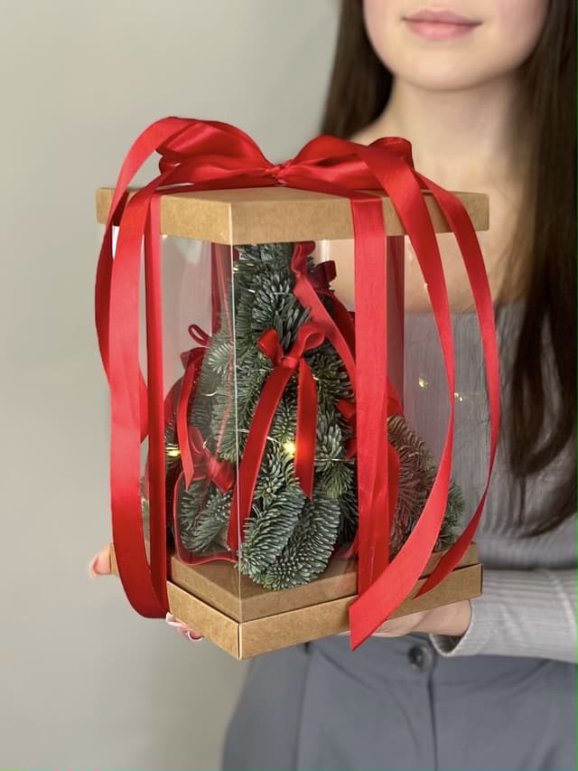 Елка в подарочной упаковке "Красная" S с гирляндой Елка в подарочной упаковке "Красная" S с гирляндой
