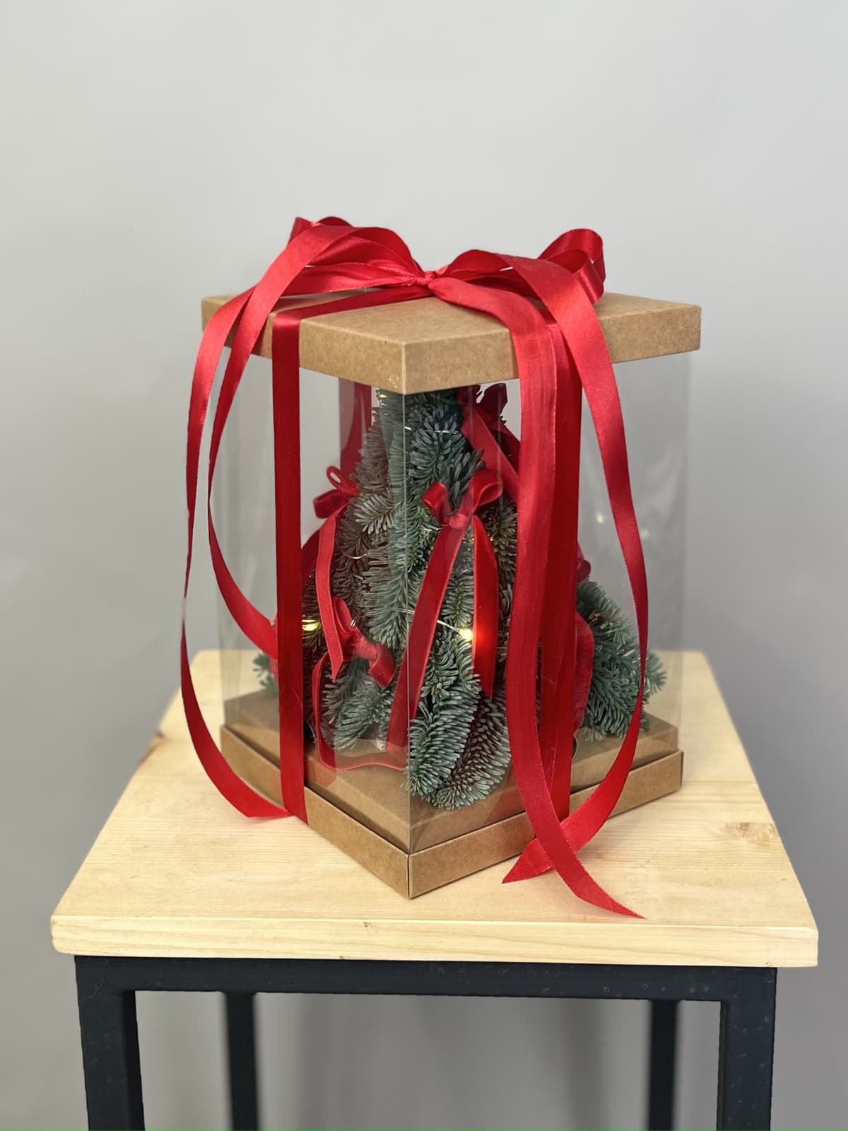 Елка в подарочной упаковке "Красная" S с гирляндой