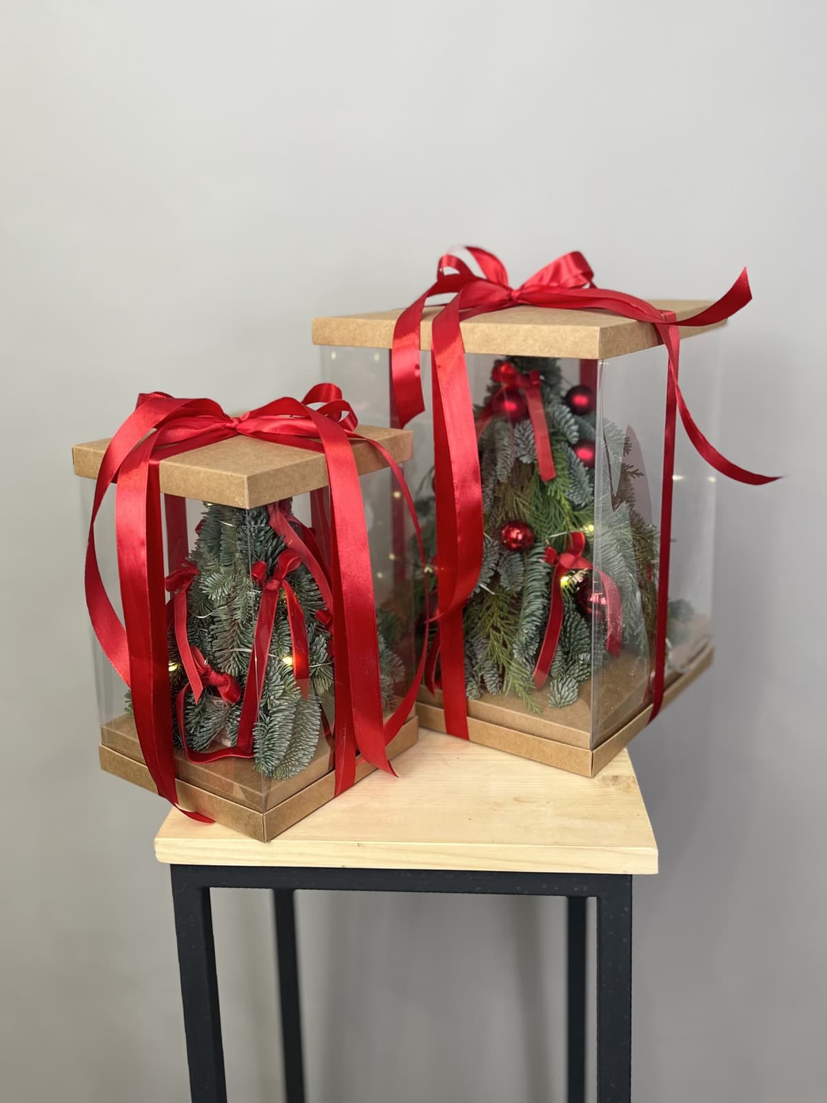 Елка в подарочной упаковке "Красная" S с гирляндой