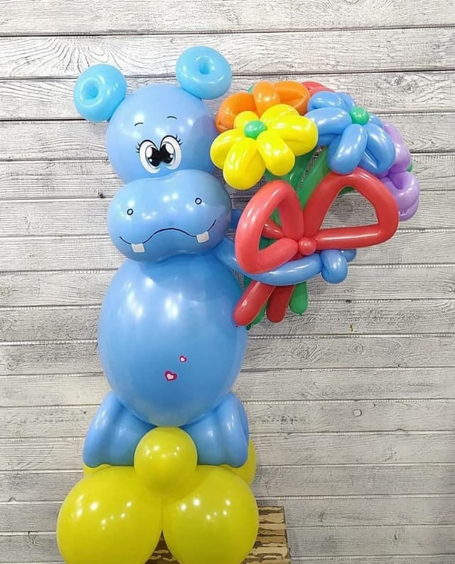 Фигура бегемот с букетом Фигура бегемот с букетом