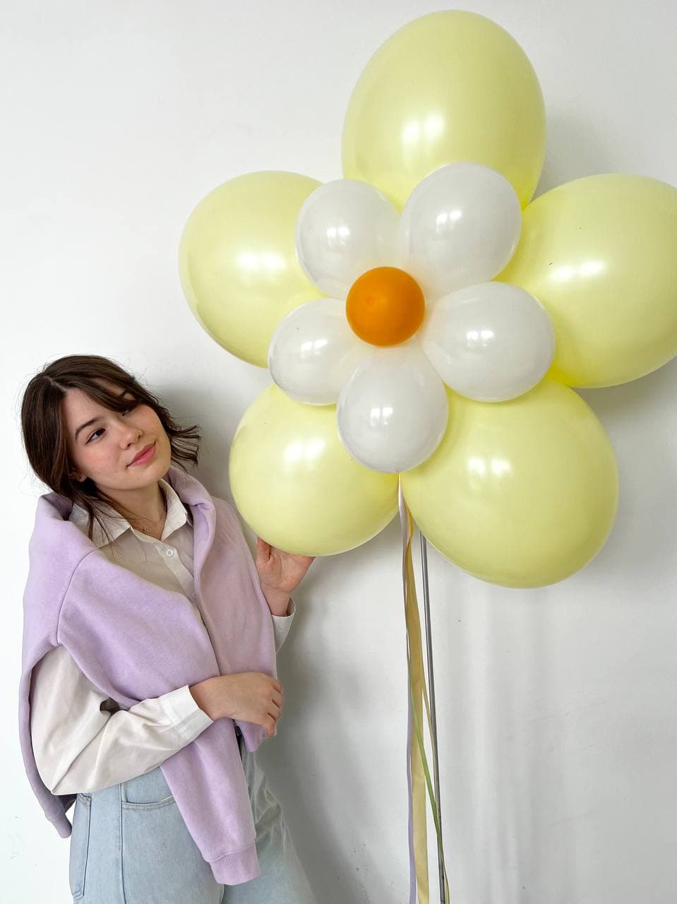 Фигура из шаров на стойке с воздухом «Ромашка Желтая»
