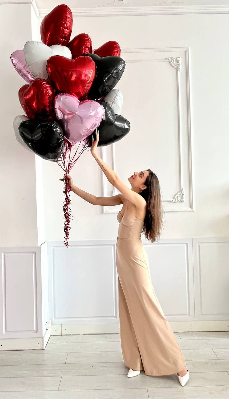 Фонтан из 25 фольгированных сердец