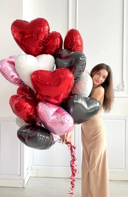 Фонтан из 25 фольгированных сердец