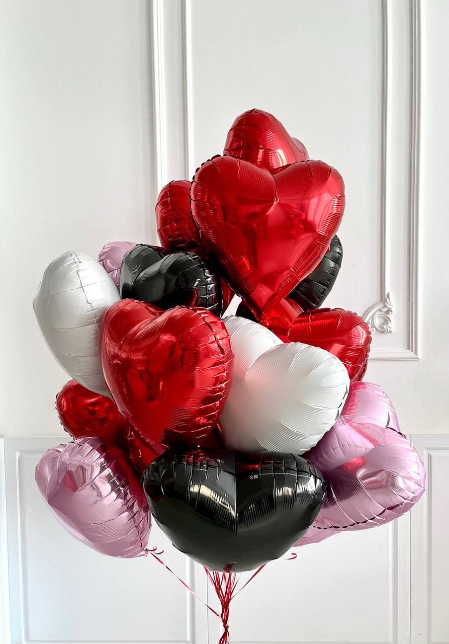 Фонтан из 25 фольгированных сердец