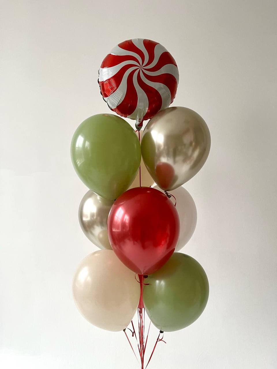 Фонтан из шаров «красный леденец»