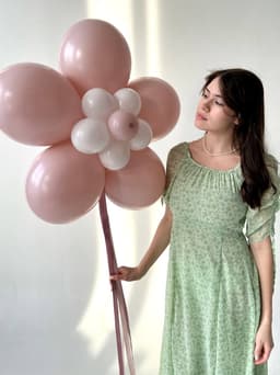 Гигантская ромашка из шаров с гелием