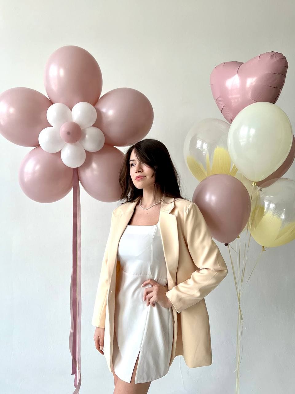 Гигантская ромашка из шаров с гелием