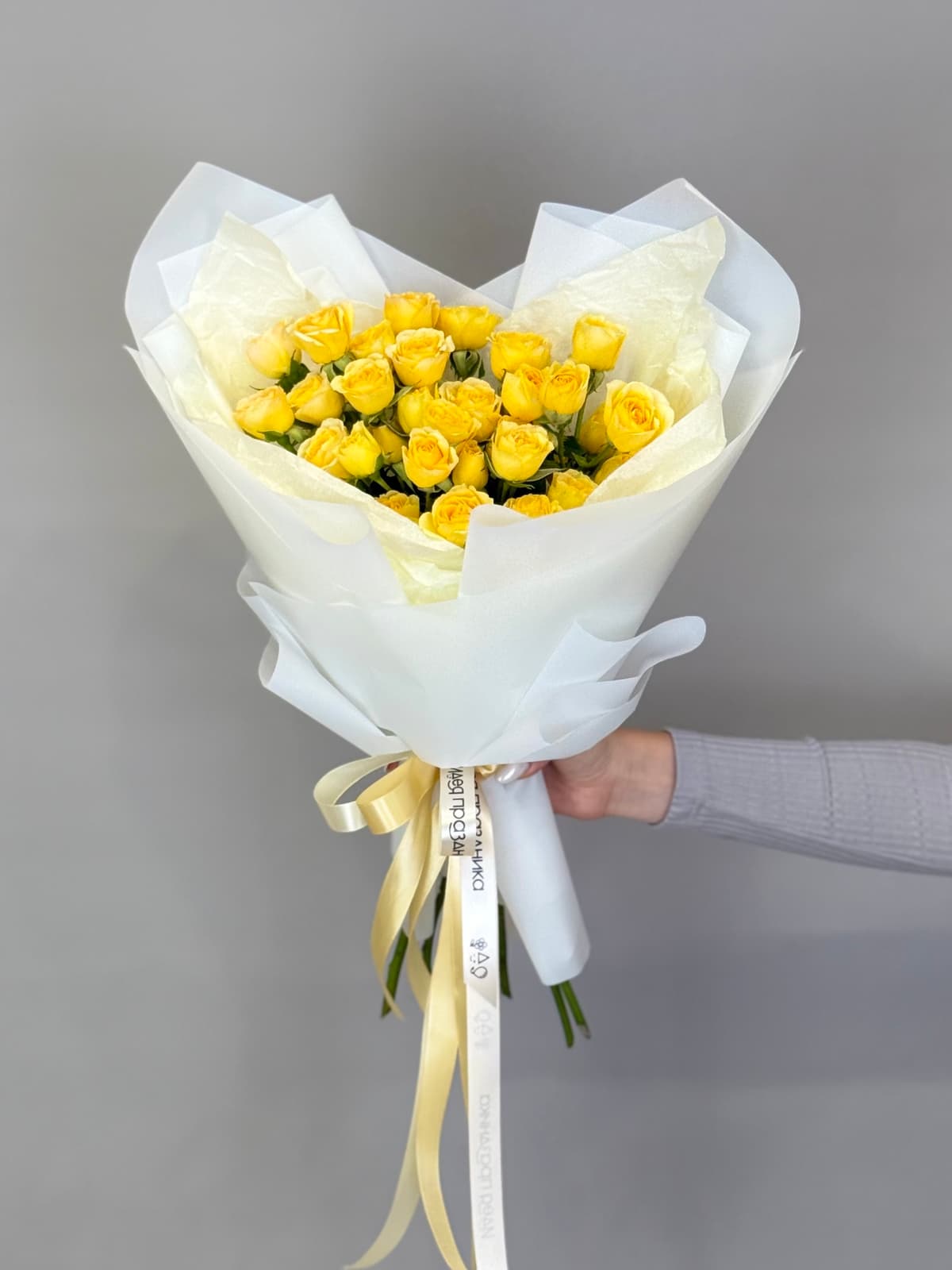 Классический букет из 7 желтых кустовых роз