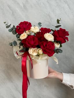 Композиция "Gentle" в шляпной коробке