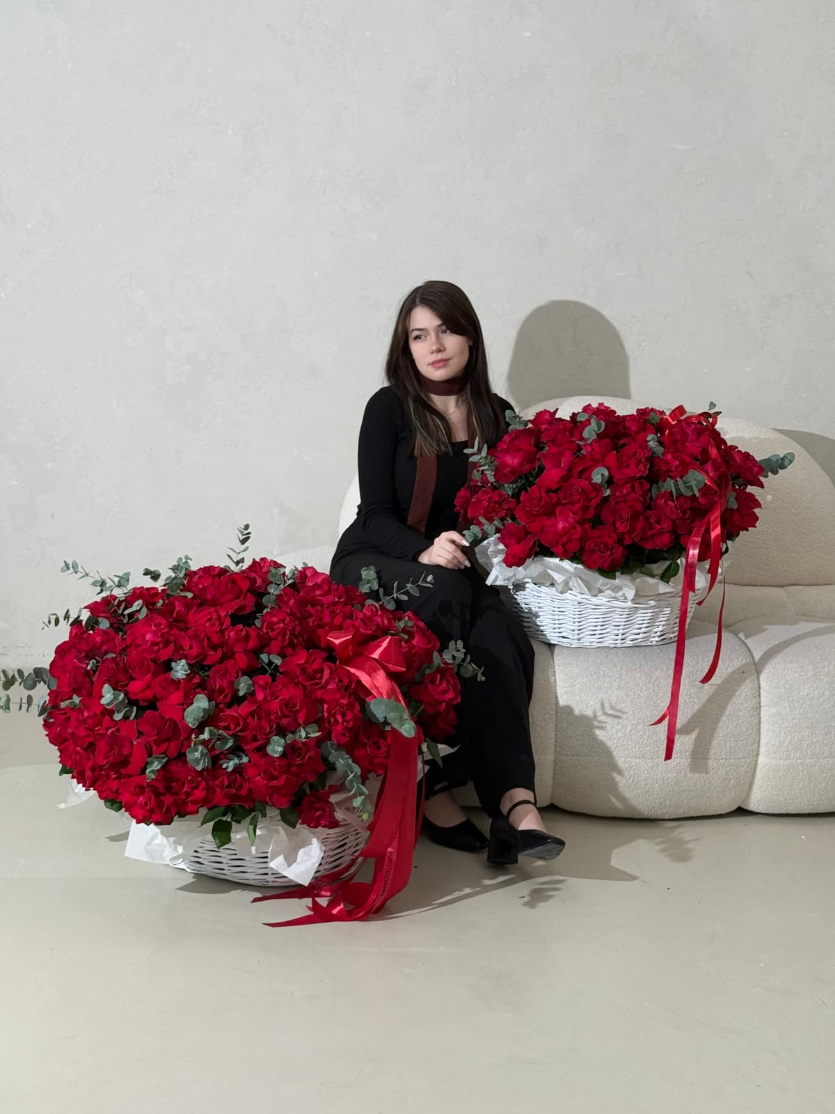 Композиция из 101 французской розы в корзине