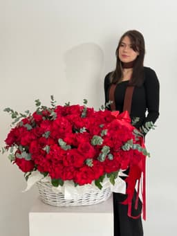 Композиция из 101 французской розы в корзине