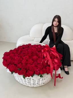 Композиция из 201 французской розы в корзине (ПРЕДЗАКАЗ)