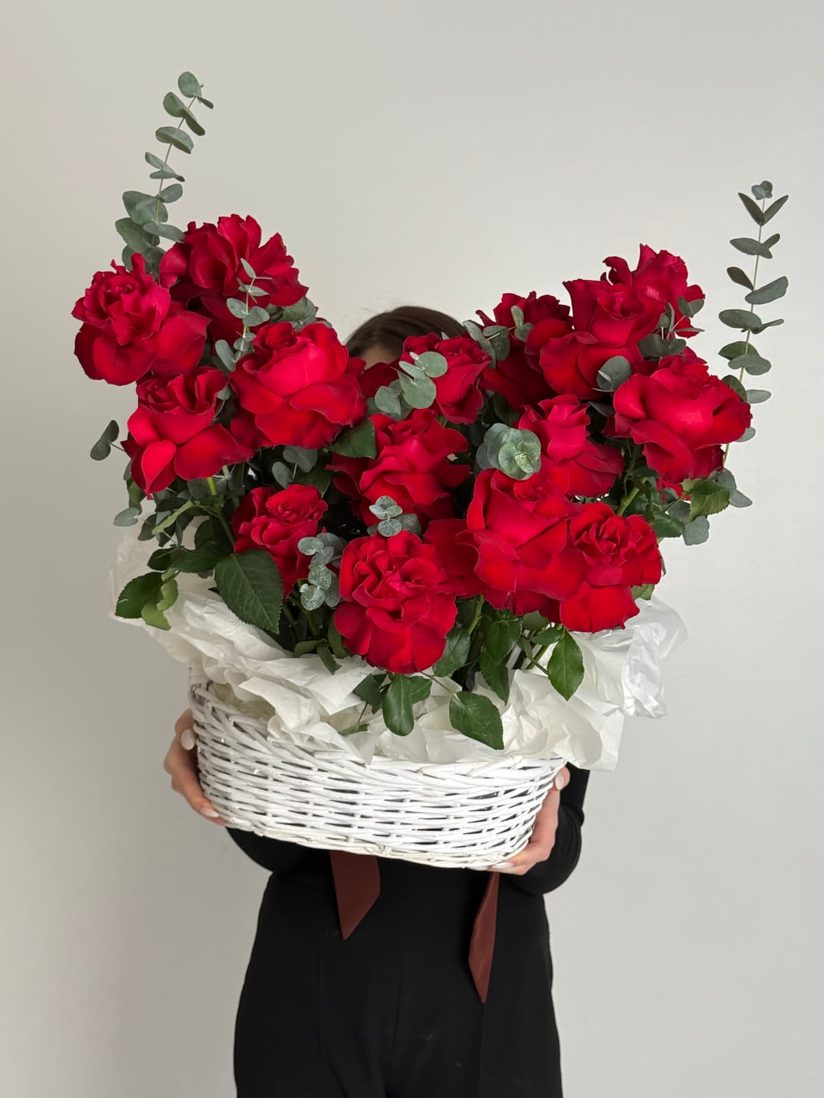 Композиция из 25 французских роз в корзине