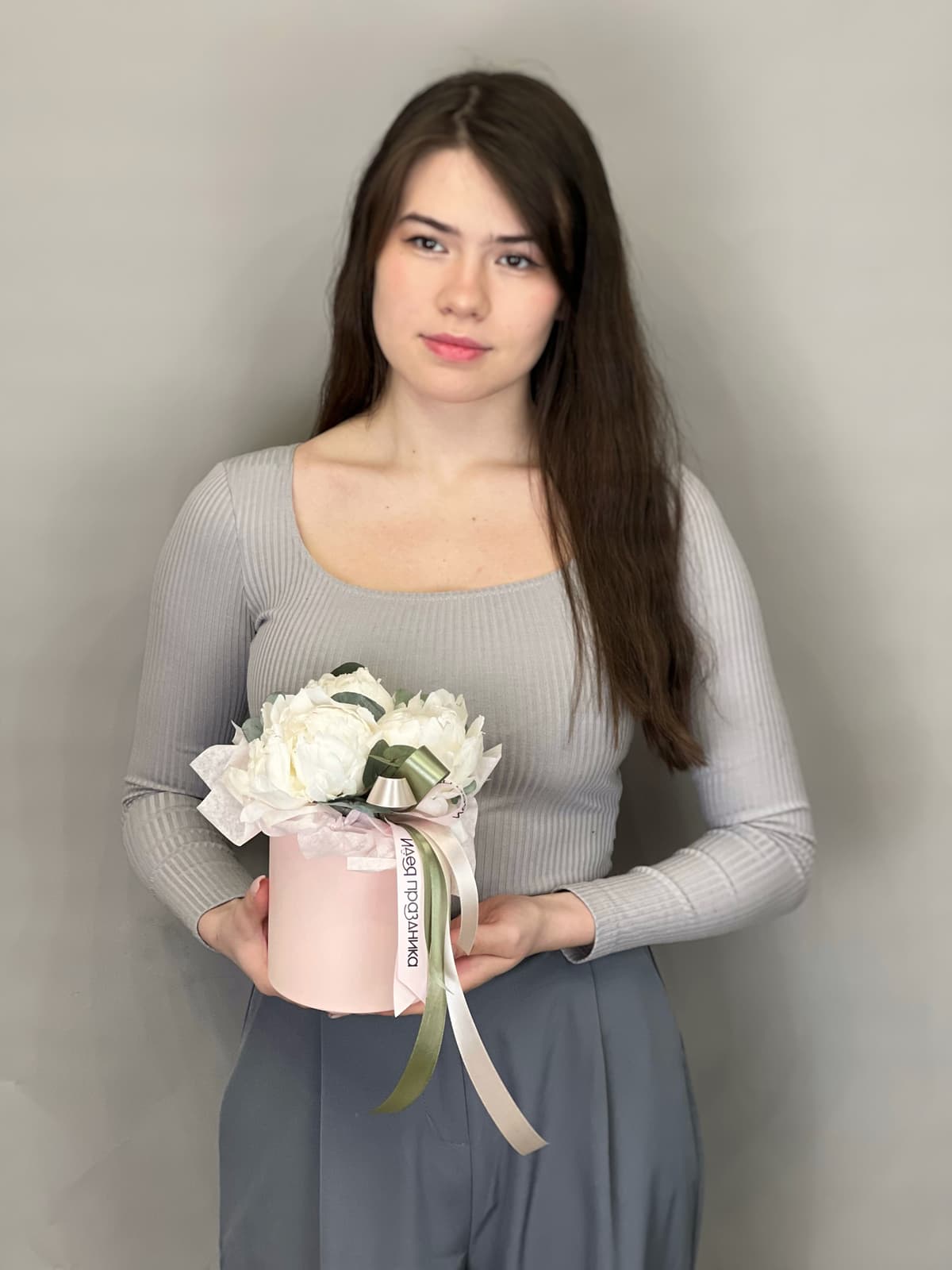 Композиция из 3 пионов Odile в шляпной коробке