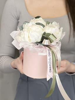 Композиция из 3 пионов Odile в шляпной коробке
