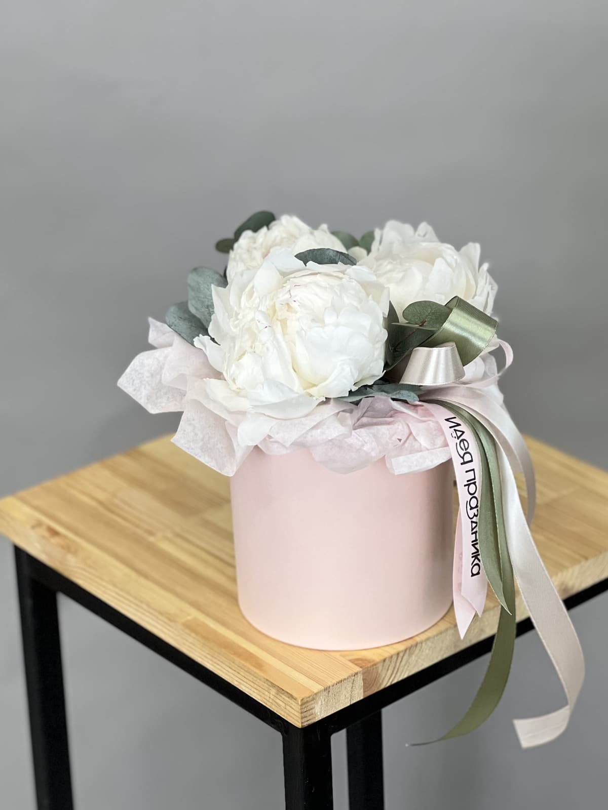 Композиция из 3 пионов Odile в шляпной коробке