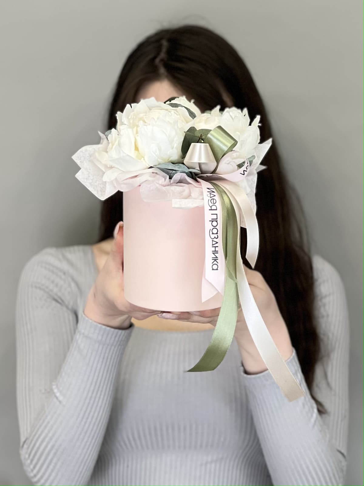 Композиция из 3 пионов Odile в шляпной коробке