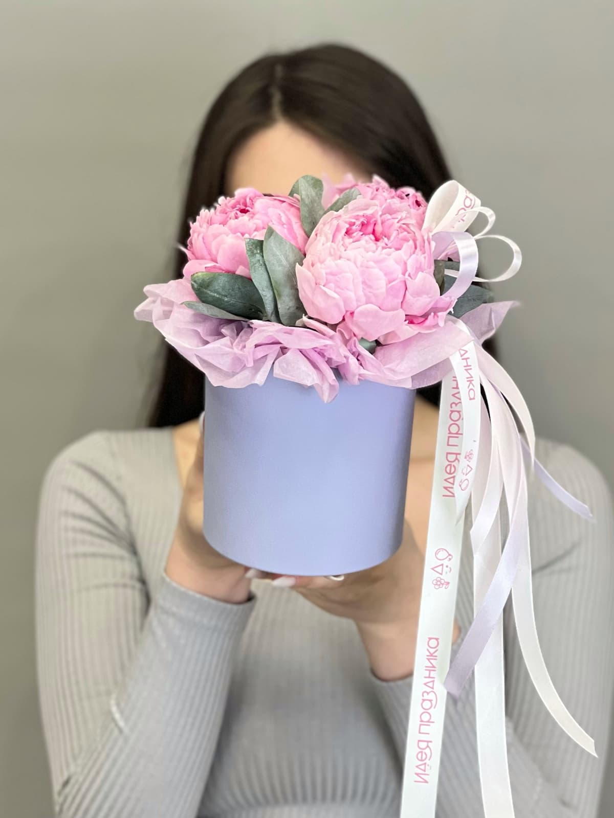 Композиция из 3 пионов "Сара Бернар” в шляпной коробке