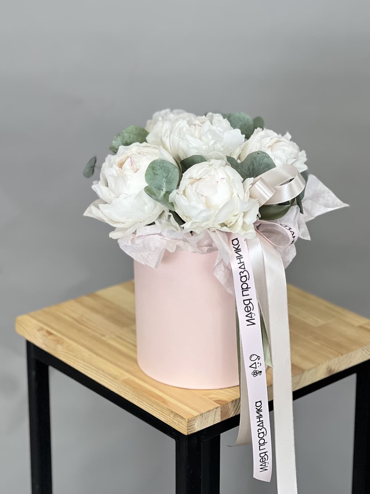 Композиция из 5 пионов Odile в шляпной коробке