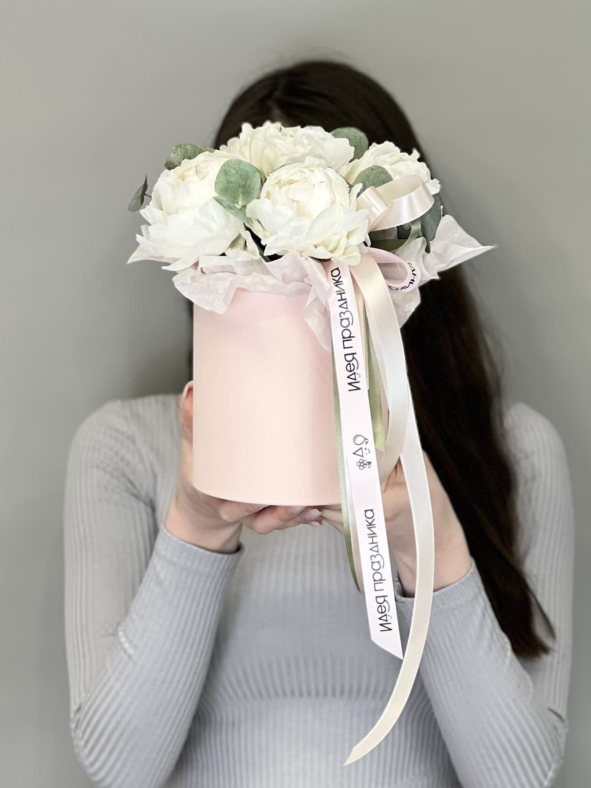 Композиция из 5 пионов Odile в шляпной коробке