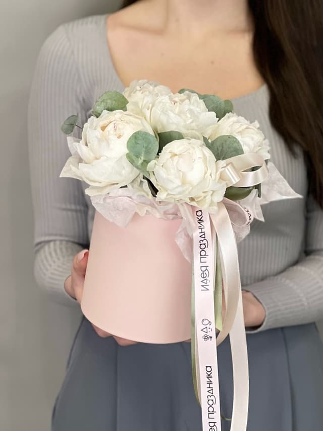 Композиция из 5 пионов Odile в шляпной коробке Композиция из 5 пионов Odile в шляпной коробке