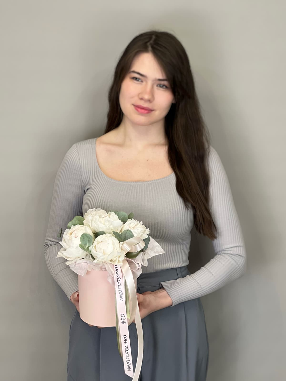 Композиция из 5 пионов Odile в шляпной коробке