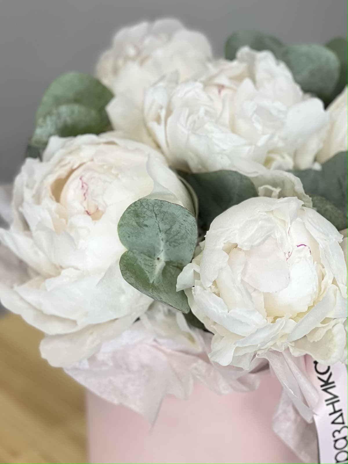 Композиция из 5 пионов Odile в шляпной коробке