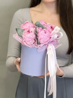 Композиция из 5 пионов Sarah Bernhardt в шляпной коробке