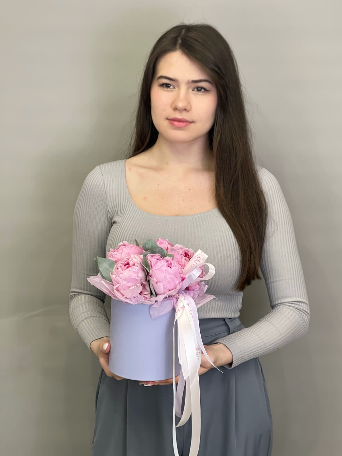 Композиция из 5 пионов Sarah Bernhardt в шляпной коробке