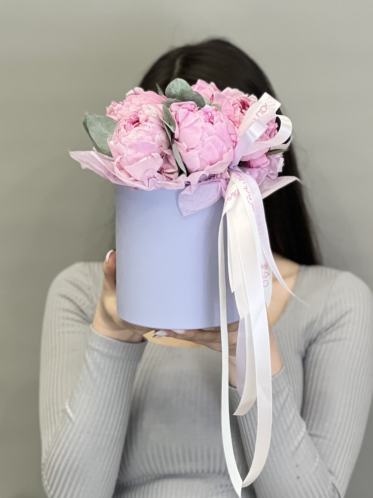 Композиция из 5 пионов Sarah Bernhardt в шляпной коробке