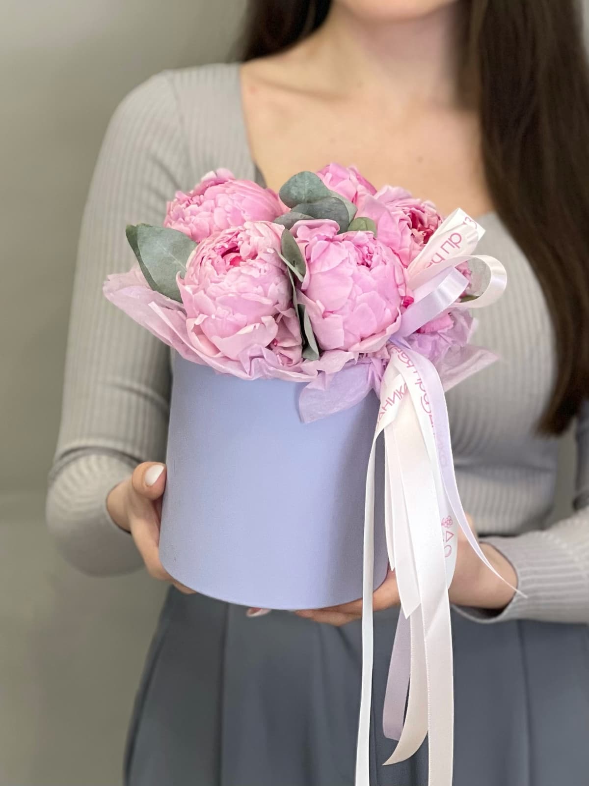 Композиция из 5 пионов "Сара Бернар” в шляпной коробке