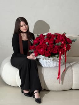 Композиция из 51 французской розы в корзине