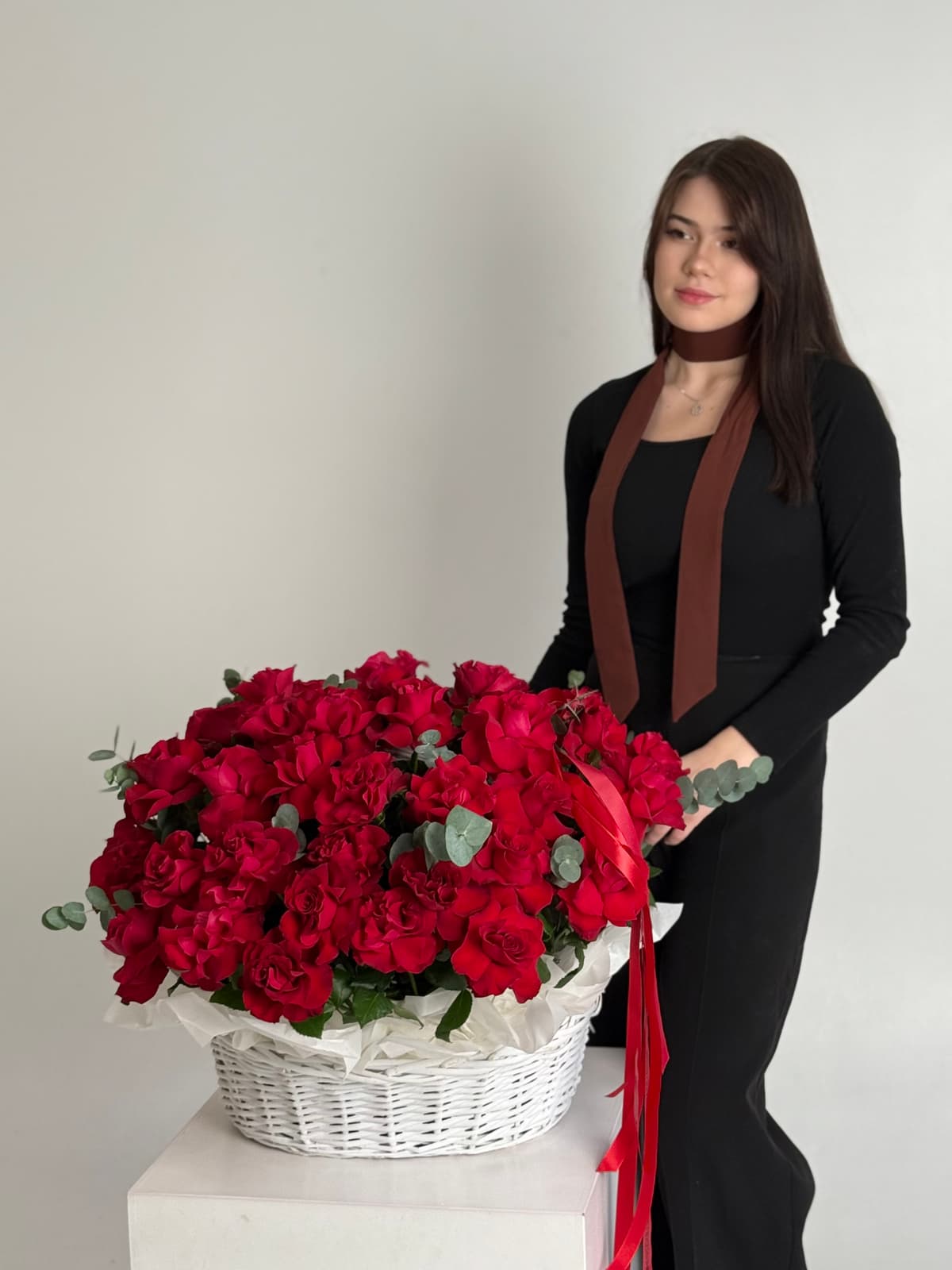 Композиция из 51 французской розы в корзине