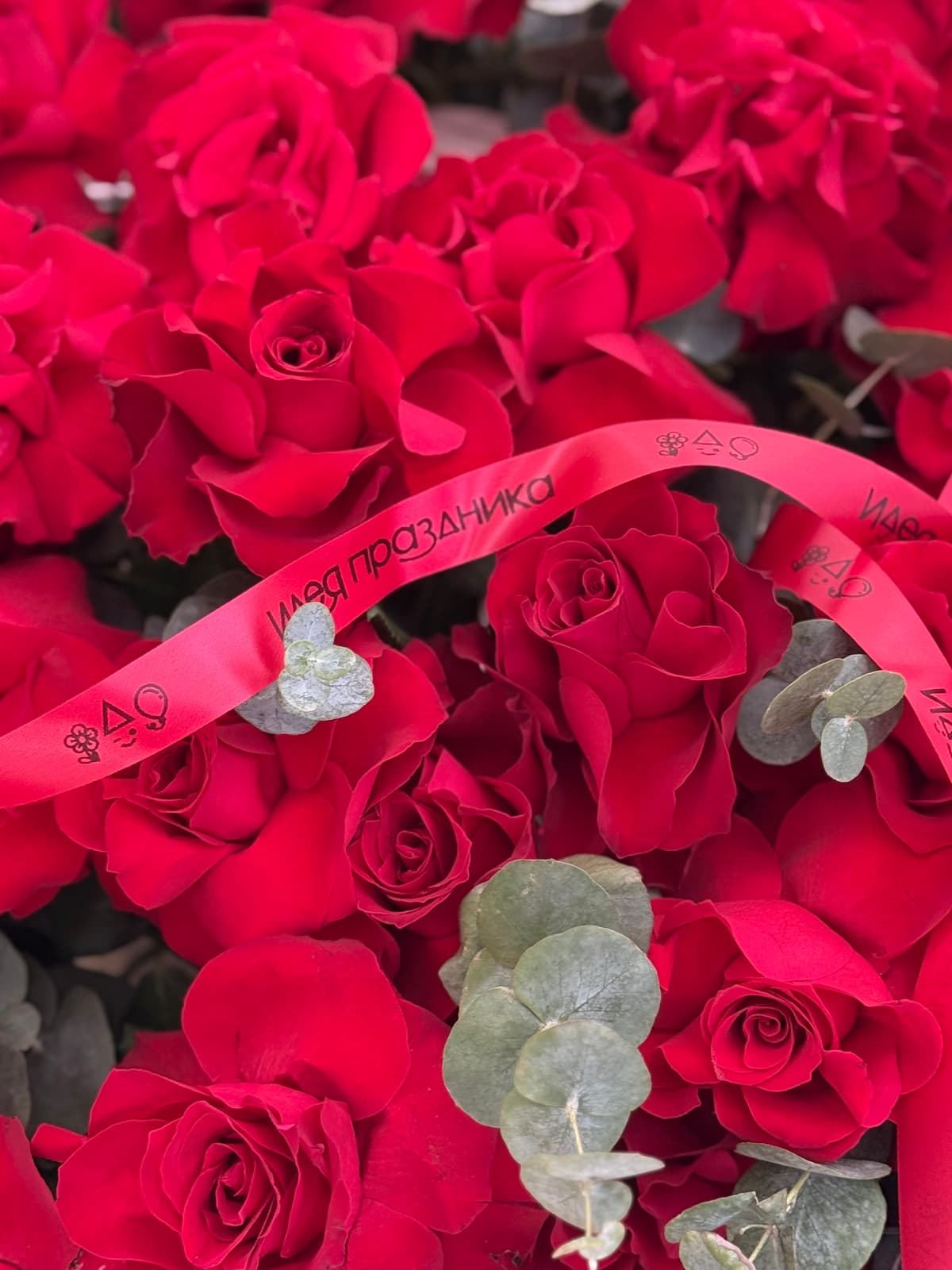 Композиция из 51 французской розы в корзине