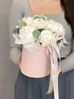 Композиция из 7 пионов Odile в шляпной коробке