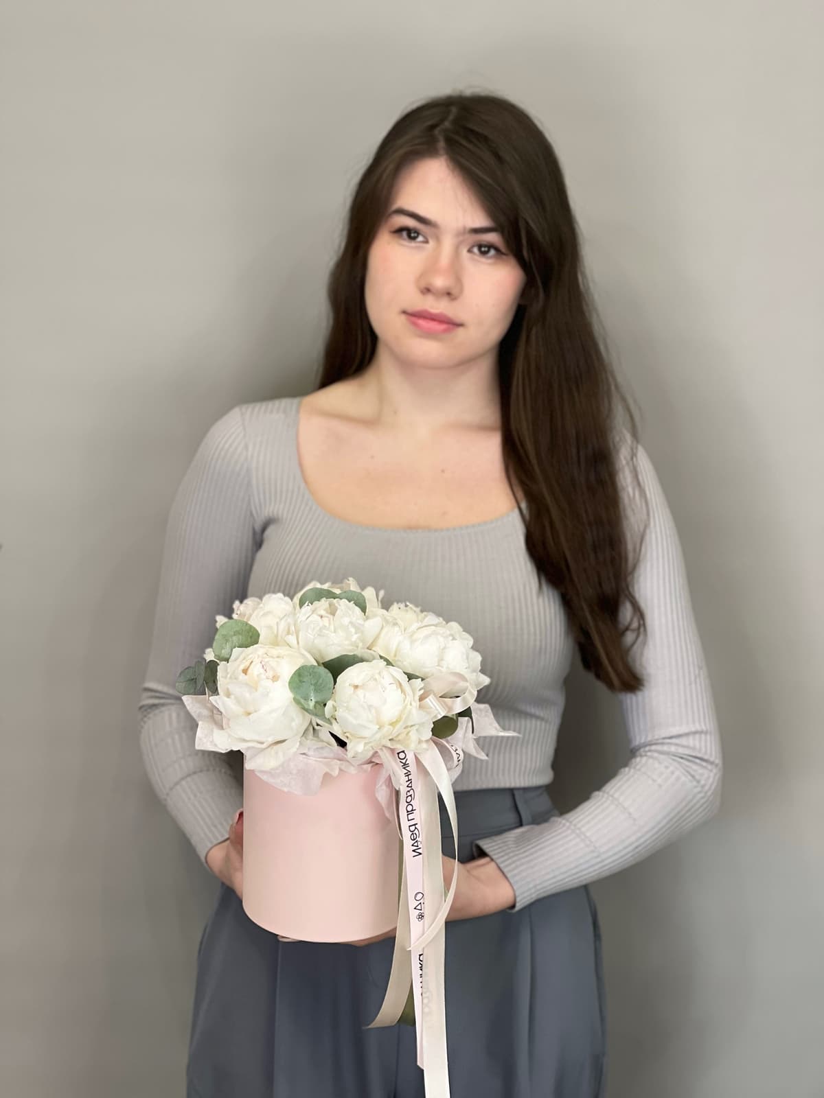 Композиция из 7 пионов Odile в шляпной коробке