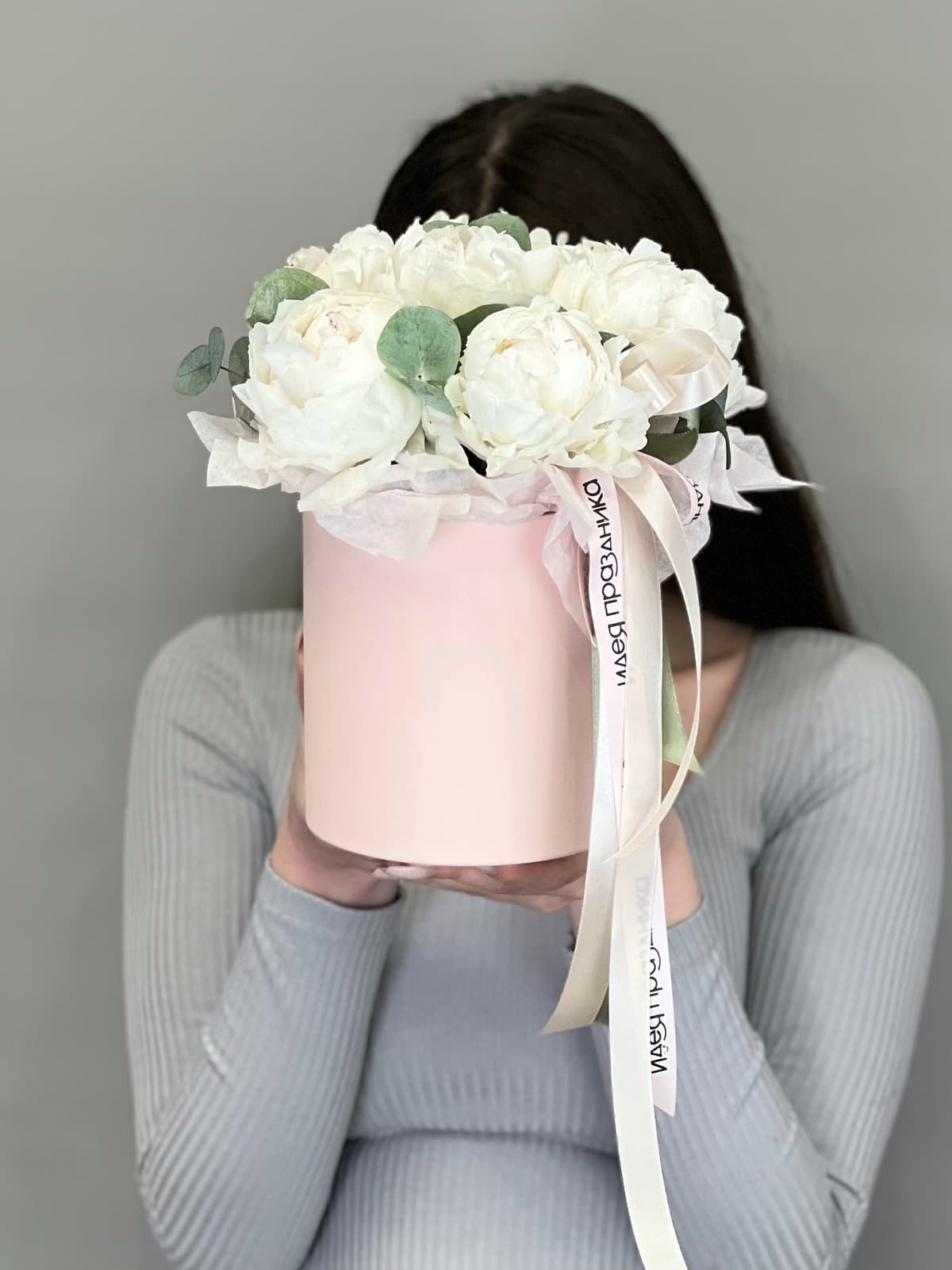 Композиция из 7 пионов Odile в шляпной коробке