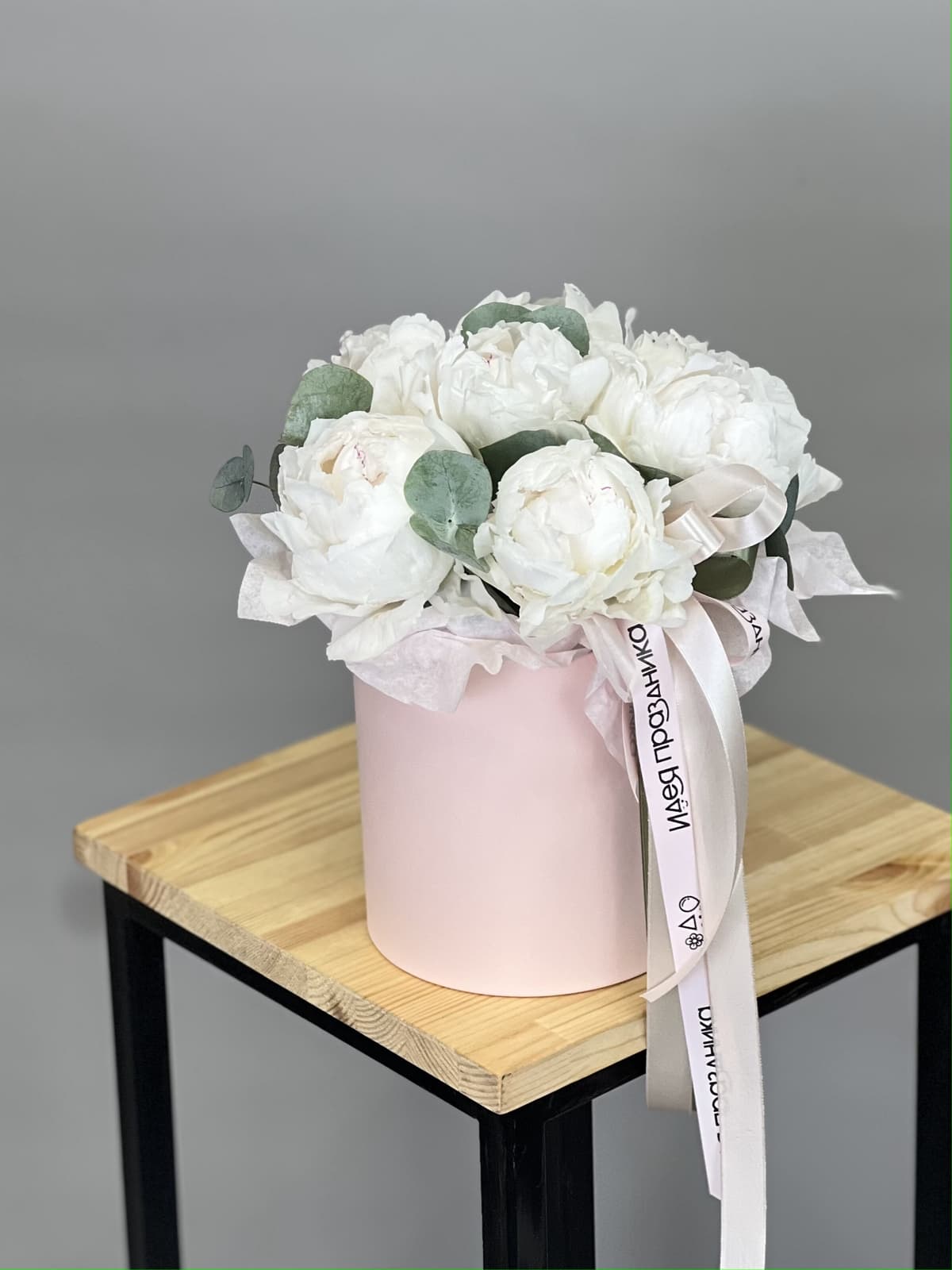 Композиция из 7 пионов Одиль в шляпной коробке